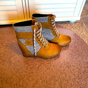Sorel 8 1/2 wedges. Never worn! Cognac with gray fleece.